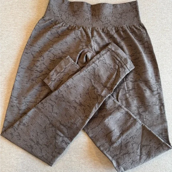 NVGTN Breakthrough Seamless Set Leggings XS and Sports Bra S - Picture 2 of 8